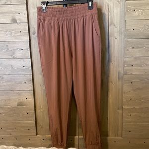 Vuori villa jogger hazelnut NWOT $108